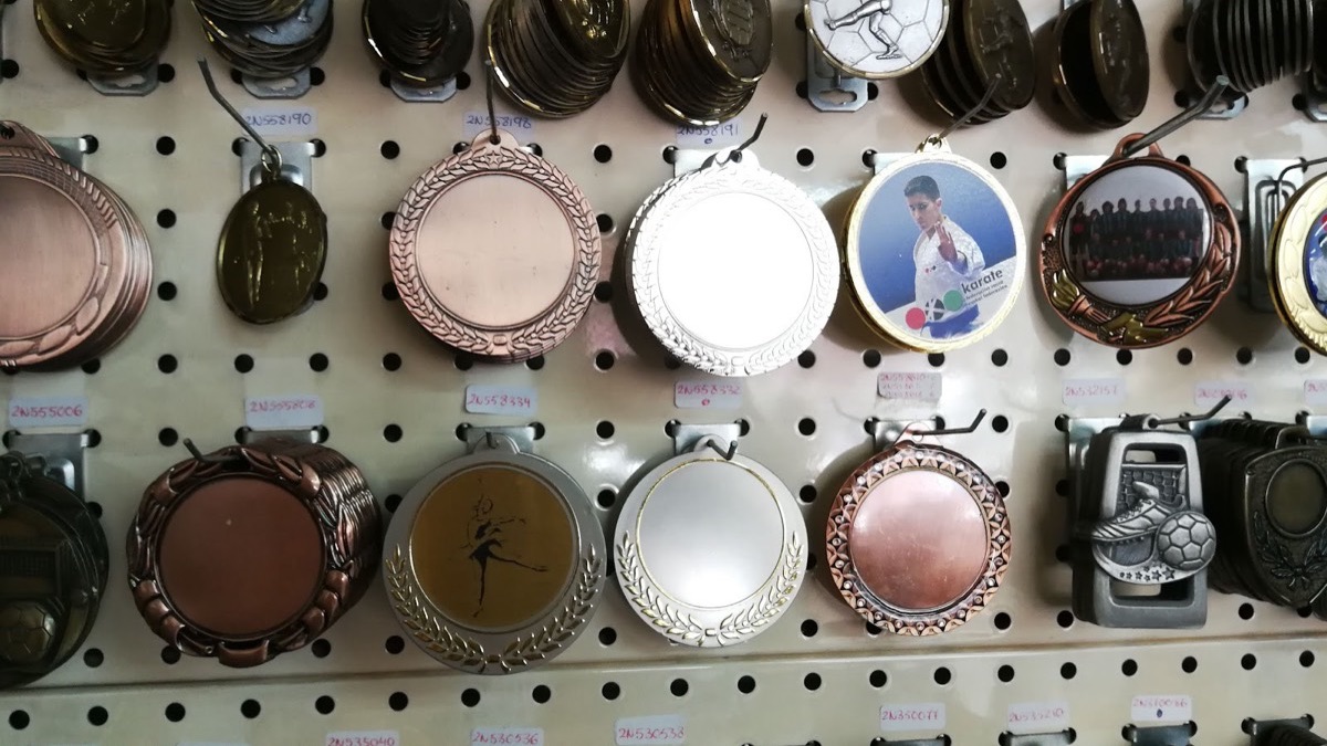 Pared de medallas deportivas en la tienda