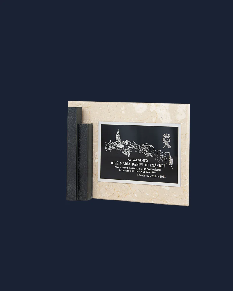 Placa Mármol Beige con Logo Decorativo