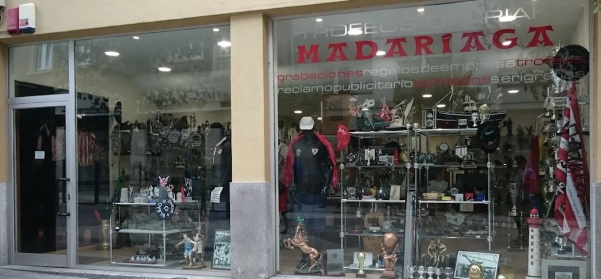 Escaparate de la tienda de Trofeos Madariaga en Bilbao