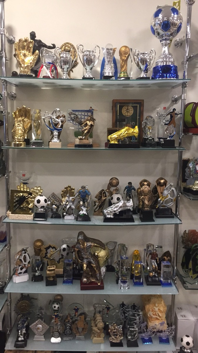 Estanter&iacute;as de la tienda con copas y trofeos